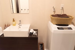 客房 (Boutique Hotel) | 浴室 | 淋浴/浴缸二合一、免費盥洗用品、吹風機、拖鞋