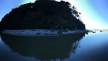 Plage à proximité, chaises longues