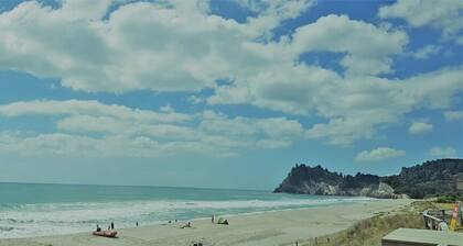 Spacious retreat, 1 minute walk to beach