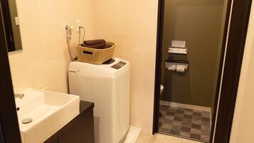 Combined shower/bathtub, free toiletries, hair dryer, slippers