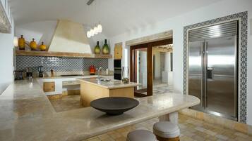 Oven, cookware/dishes/utensils