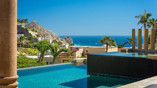 Una piscina al aire libre, una piscina infinita