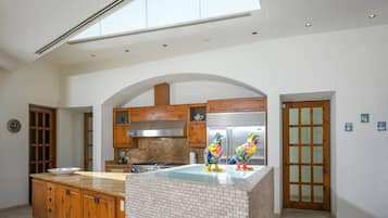 Oven, dishwasher, cookware/dishes/utensils