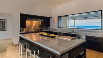 Een vaatwasser, eettafels