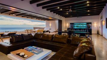 Een televisie, een open haard, een dvd-speler en een stereo