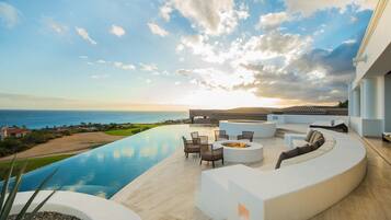 Een buitenzwembad, een infinity pool