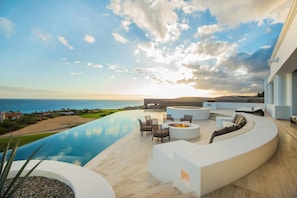 Outdoor pool, an infinity pool - Casa Yvonne (San José del Cabo)