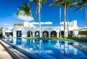 Outdoor pool, an infinity pool - Casa Oliver (San José del Cabo)