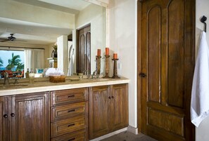 Full-size fridge, microwave, oven, stovetop