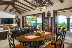 Lemari es besar, microwave, oven, dan kompor