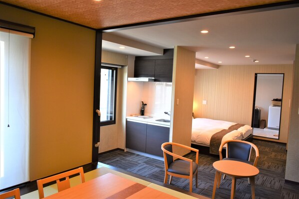 En 24-tommers Flatskjerm-TV med digitale kanaler samt TV