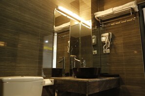 Familien-Vierbettzimmer | Badezimmer | Dusche, kostenlose Toilettenartikel, Haartrockner, Bademäntel