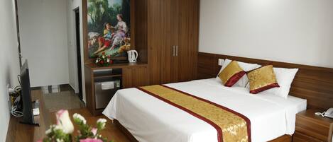 Double Room, 1 Queen Bed | Minibar, in-room safe, desk, laptop workspace