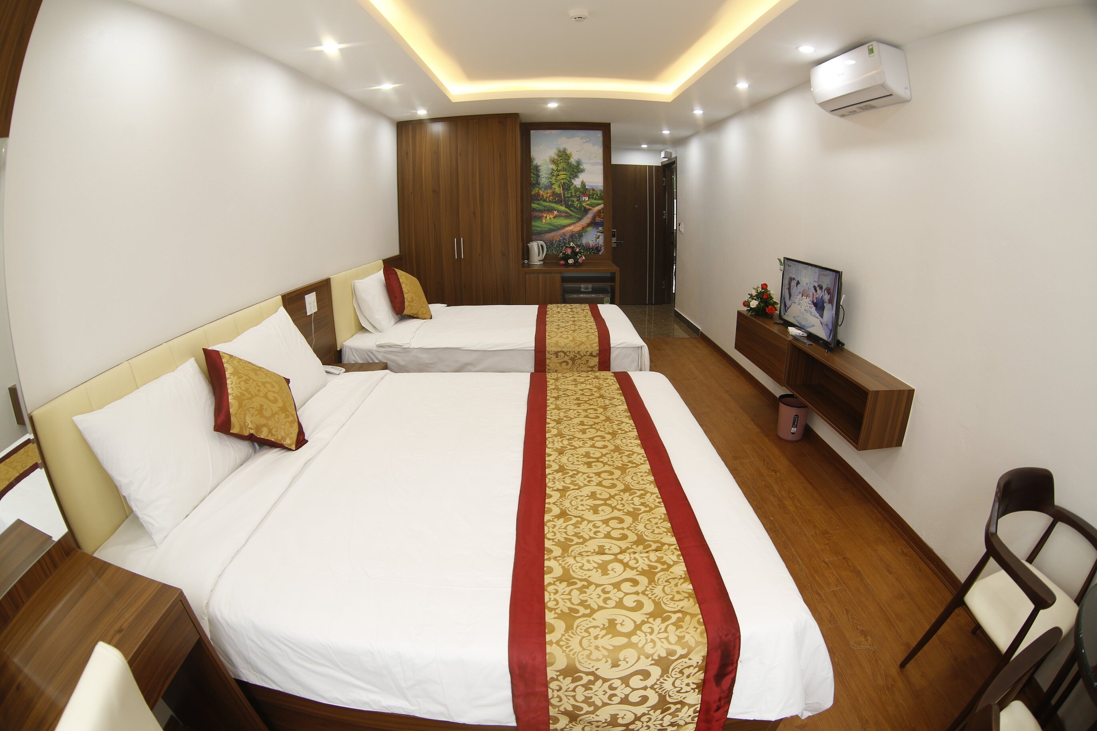 City Triple Room | Minibar, in-room safe, desk, laptop workspace