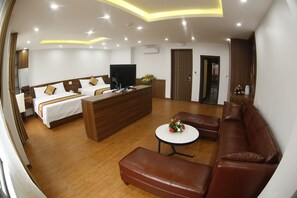 Habitación cuádruple familiar | Área de sala de estar | Televisión de 32 pulgadas con canales por cable