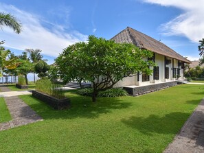 Property grounds - Luxury Beach Front Villa with large garden, private pool, staff and free Wi-fi (Singaraja)