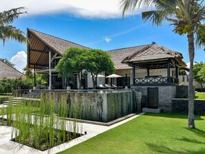 Exterior - Luxury Beach Front Villa with large garden, private pool, staff and free Wi-fi (Singaraja)