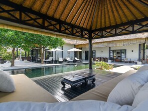 Outdoor pool - Luxury Beach Front Villa with large garden, private pool, staff and free Wi-fi (Singaraja)