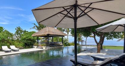 Villa de luxe face à la plage avec grand jardin, piscine privée, personnel et Wi-fi gratuit