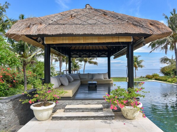 Outdoor pool - Luxury Beach Front Villa with large garden, private pool, staff and free Wi-fi (Singaraja)