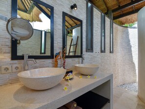 Shower, hair dryer, towels, soap - Luxury Beach Front Villa with large garden, private pool, staff and free Wi-fi (Singaraja)