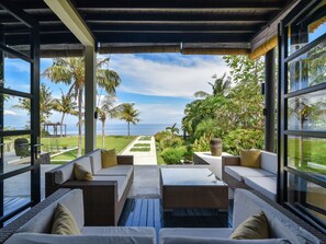 Terrace/patio - Luxury Beach Front Villa with large garden, private pool, staff and free Wi-fi (Singaraja)