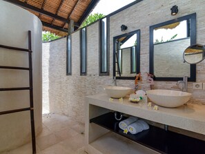 Shower, hair dryer, towels, soap - Luxury Beach Front Villa with large garden, private pool, staff and free Wi-fi (Singaraja)