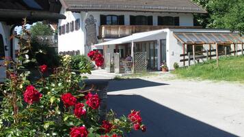 Mặt tiền nơi lưu trú