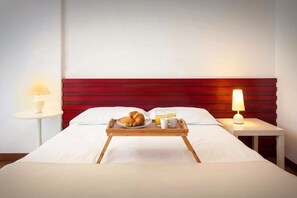 1 bedroom, iron/ironing board, WiFi, bed sheets - LA CHIARETTO SUITE has space for 3 adults + baby bed, roof terrace with spectacular lake view! (Bardolino)