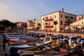 Marina - LA CHIARETTO SUITE has space for 3 adults + baby bed, roof terrace with spectacular lake view! (Bardolino)
