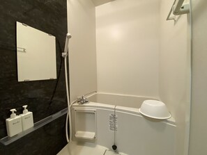 Apartemen | Kamar mandi | Bathtub dan shower terpisah dan perlengkapan mandi gratis