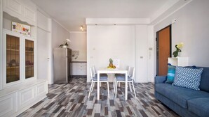 Interior - CASA GIRASOLE - for 4 people (plus baby crib), only 100 meters from the lake, parking inclusive (Bardolino)