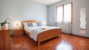 Room - CASA GIRASOLE - for 4 people (plus baby crib), only 100 meters from the lake, parking inclusive (Bardolino)