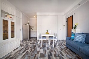 Interior - CASA GIRASOLE - for 4 people (plus baby crib), only 100 meters from the lake, parking inclusive (Bardolino)