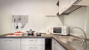 Private kitchen - CASA GIRASOLE - for 4 people (plus baby crib), only 100 meters from the lake, parking inclusive (Bardolino)