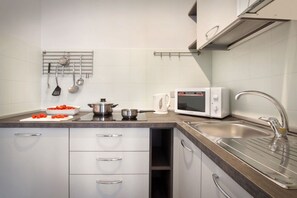 Coffee/tea maker, fridge, microwave, stovetop - CASA GIRASOLE - for 4 people (plus baby crib), only 100 meters from the lake, parking inclusive (Bardolino)