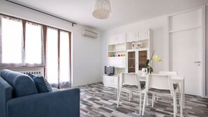 Living area - CASA GIRASOLE - for 4 people (plus baby crib), only 100 meters from the lake, parking inclusive (Bardolino)