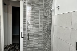 Shower, hair dryer, towels, shampoo - CASA GIRASOLE - for 4 people (plus baby crib), only 100 meters from the lake, parking inclusive (Bardolino)