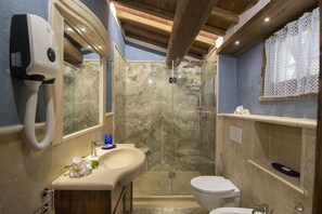 Appartement, 1 chambre, fumeur, accès à la piscine | Salle de bain | Serviettes fournies