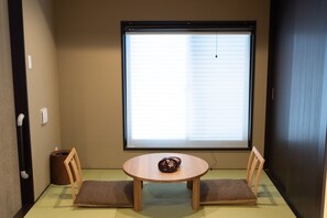 Rum (Boutique Hotel) | 1 sovrum, värdeförvaringsskåp på rummet och skrivbord