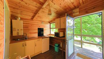 Een koelkast, een magnetron, een oven, een kookplaat