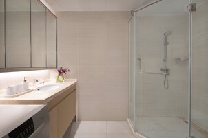 Bañera con ducha, artículos de tocador gratuitos, secador de pelo, batas