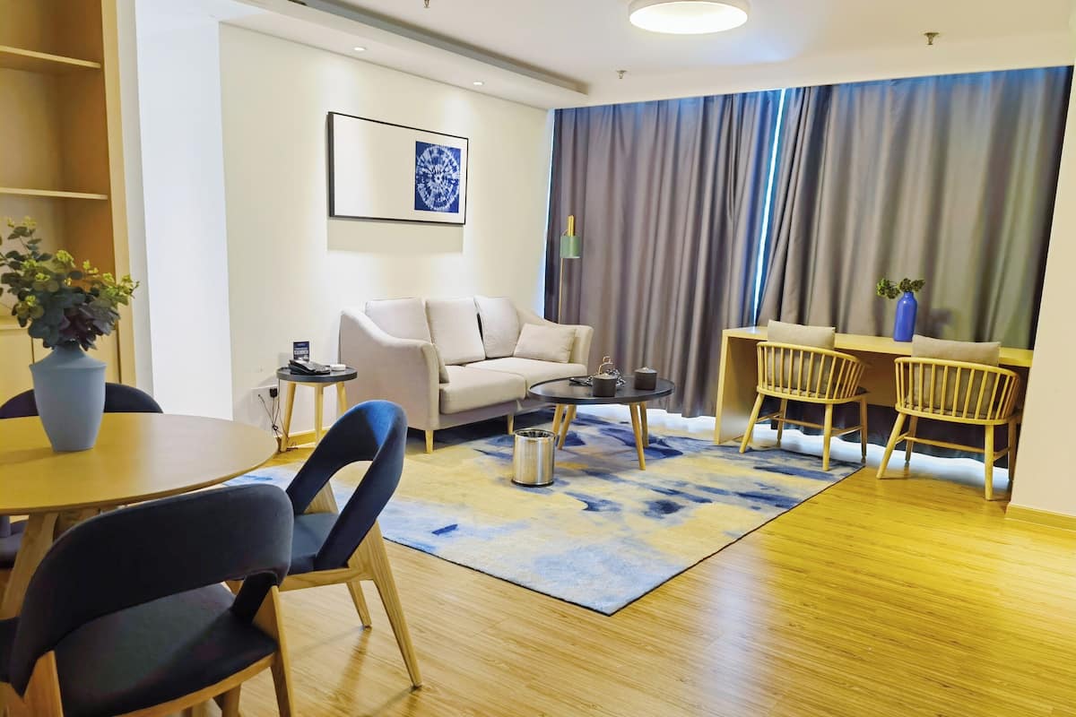 Un salon moderne comprenant un canapé, une table à manger, des chaises et une table basse.