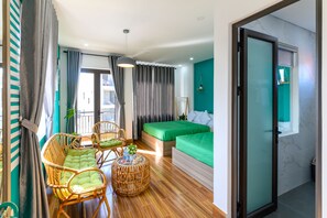 Quarto casal família, 2 camas de casal | Frigobar, escrivaninha, cortinas blackout, quartos à prova de som