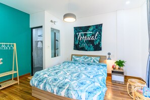 Quarto casal superior | Frigobar, escrivaninha, cortinas blackout, quartos à prova de som