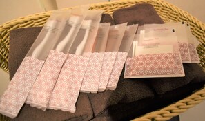 Combined shower/bathtub, free toiletries, hair dryer, slippers - Heian Sakura 305 (Kyoto)