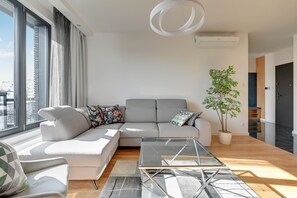 Apartment, 2 Schlafzimmer | Wohnzimmer | 52-Zoll-Flachbildfernseher mit Kabelempfang, Fernseher
