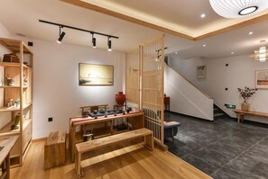 Interior - Courtyard light luxury hotel (Fort Smith)