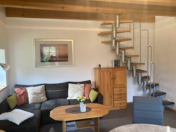 Wohnzimmer mit Wendeltreppe