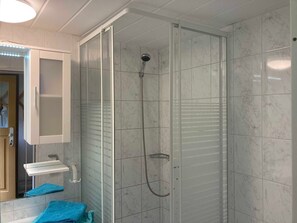 Secador de cabelo, toalhas de banho